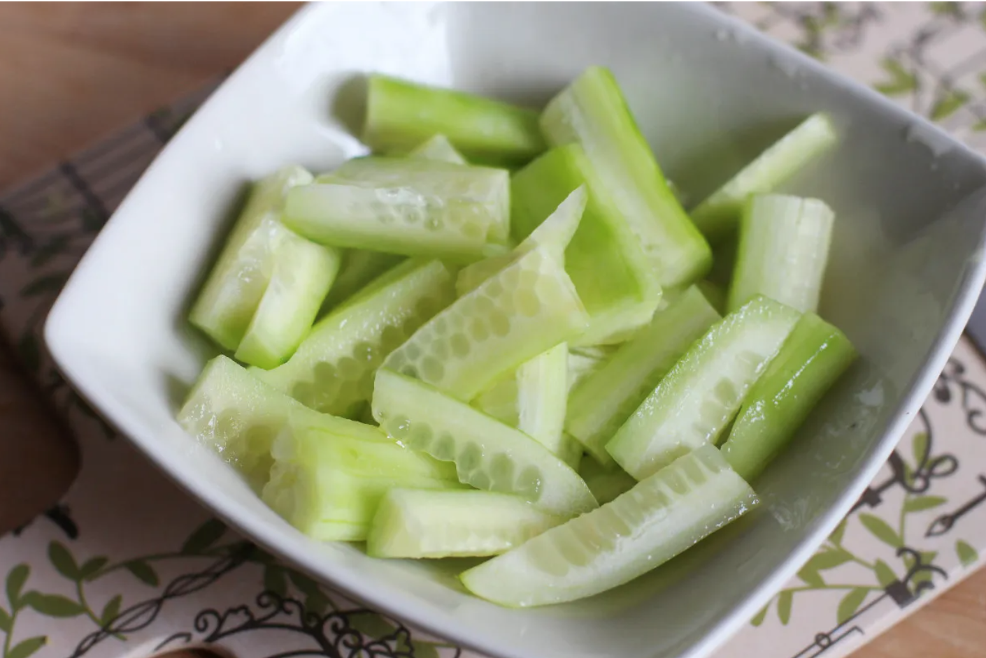Ensalada de pepino y Huevos a la plancha precocinados con menestra variada.